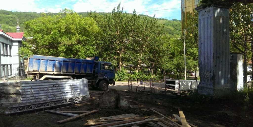 В Петропавловске приводят в порядок арку и лестницу у Сопки Любви