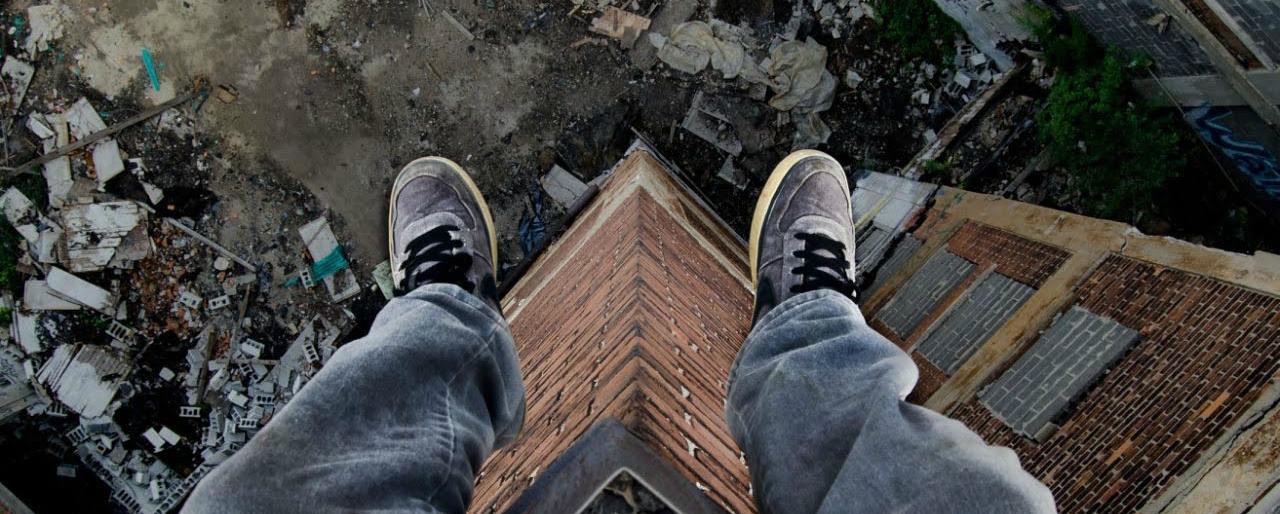На Камчатке подросток упал с крыши бесхозной «заброшки» 