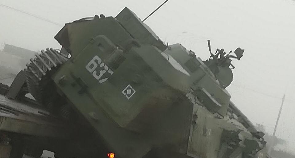 В Петропавловске с КАМАЗа упал незакрепленный военный вездеход 