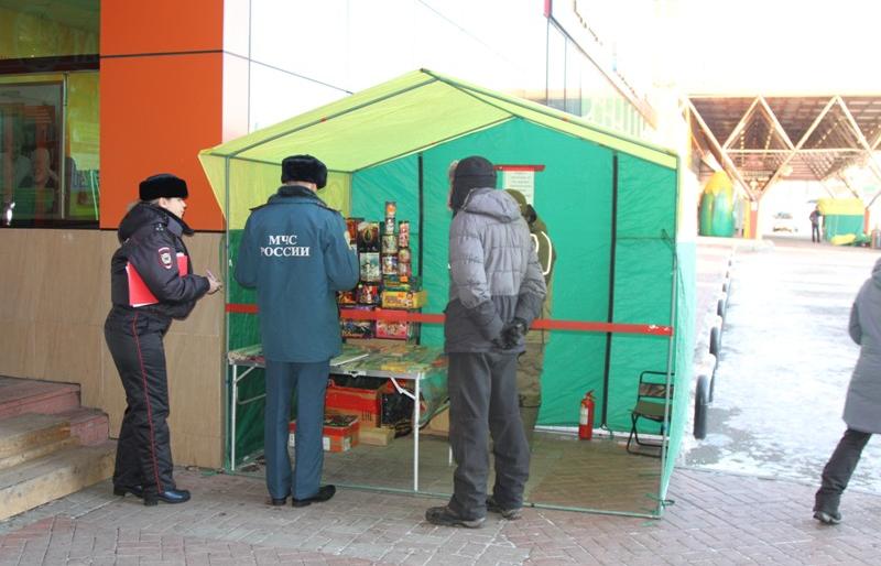 В Петропавловске оштрафовали уличных торговцев пиротехникой