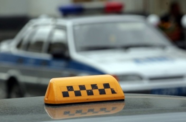 Камчатский таксист обворовал сонную пассажирку