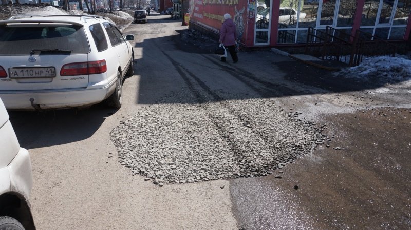 Жители Петропавловска жалуются на провалы грунта во дворах