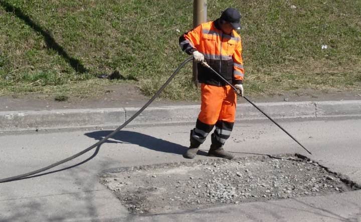 В Петропавловске подрядчики оплачивают ремонт дорог из своего кармана
