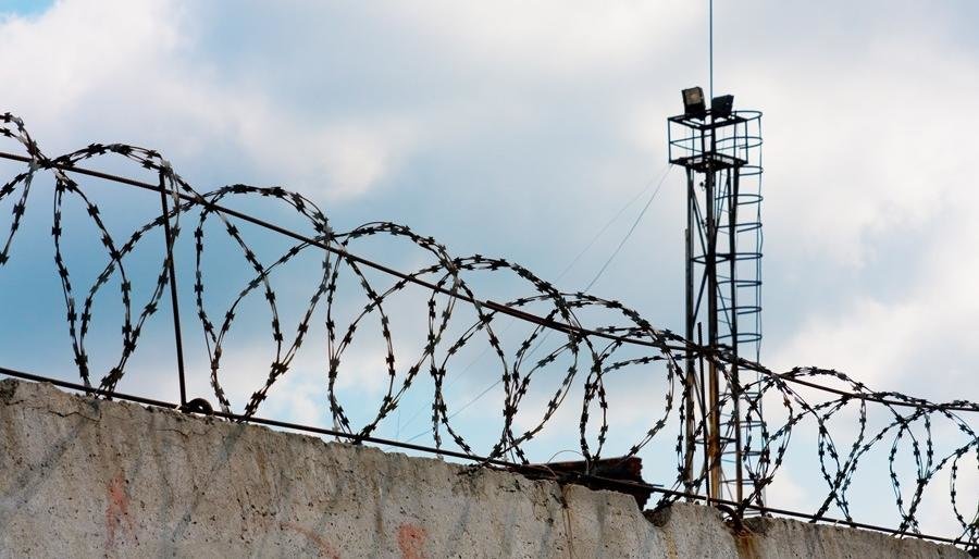 Инспектор камчатской колонии получил срок в колонии
