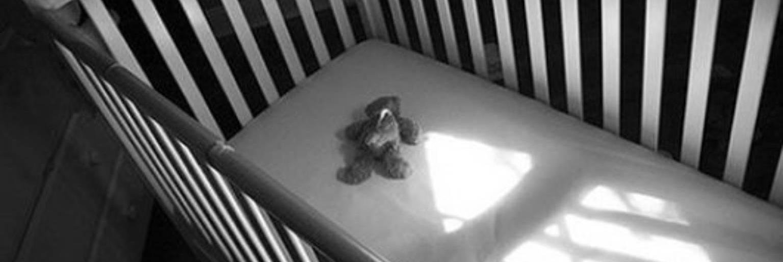 На Камчатке пьяный молодой отец задушил во сне ребенка