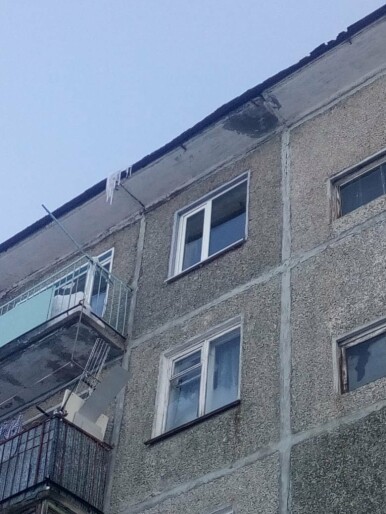 Ледяная глыба упала с крыши дома на ребенка 