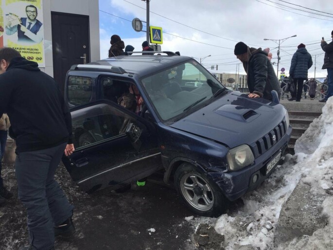 Не поделили перекресток - Сузуки Джимни вылетел с дороги на Силуэте