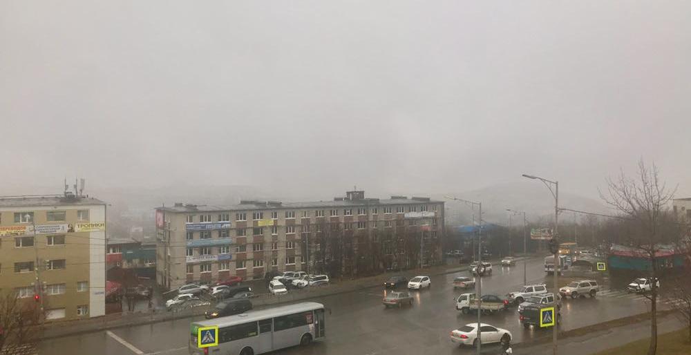 Сильный дождь и штормовой ветер несет на Камчатку циклон