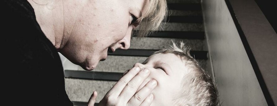 побои матерью ребенка