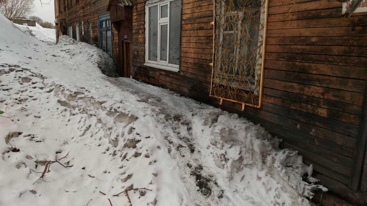 ОНФ требует расчистить скованный льдами дом в Петропавловске