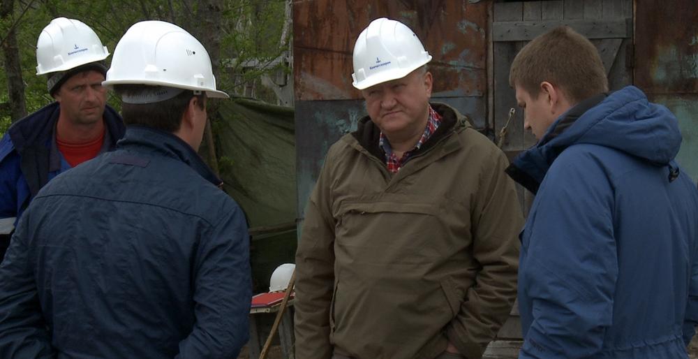 Большая вода мешает привести в порядок поврежденный газопровод в се... Большая вода мешает привести в порядок поврежденный газопровод в селе Соболево