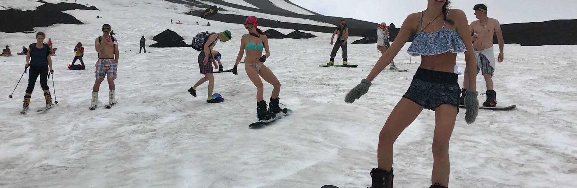 Дождь не помеха – камчатцы массово спустились с вулкана на лыжах и сноубордах в купальниках