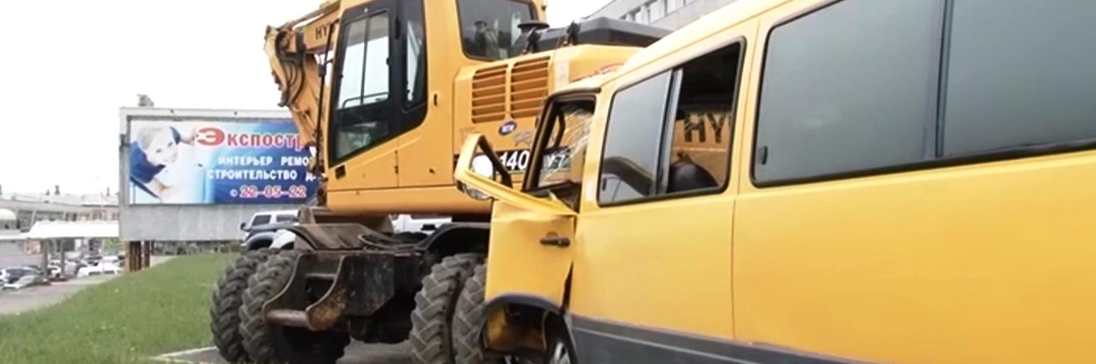 В Петропавловске микрик с пассажирами влетел в экскаватор