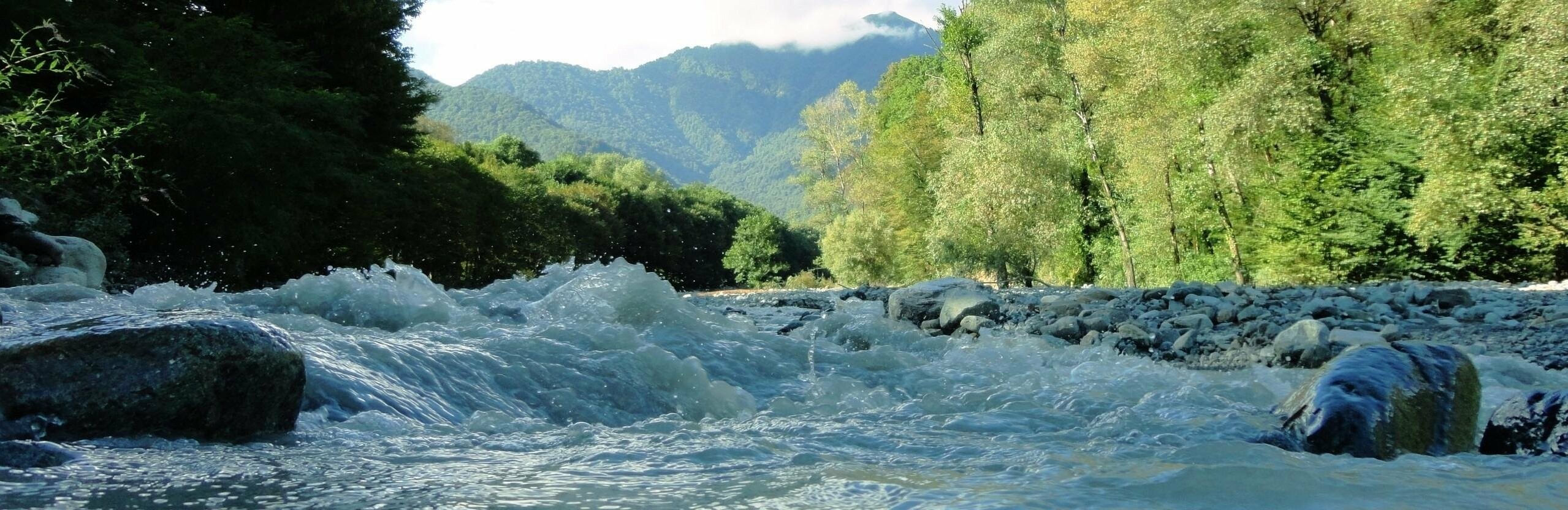 На Камчатке во время сплава с туристами гид умер от сердечного прис... На Камчатке во время сплава с туристами гид умер от сердечного приступа