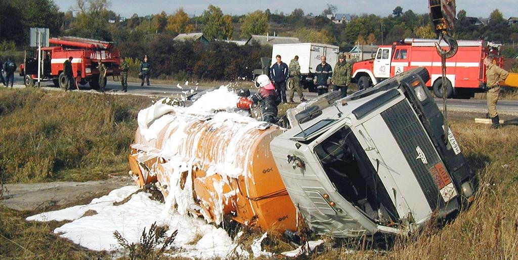 На Камчатке бензовоз завалился на бок – потребовалась помощь спасателей