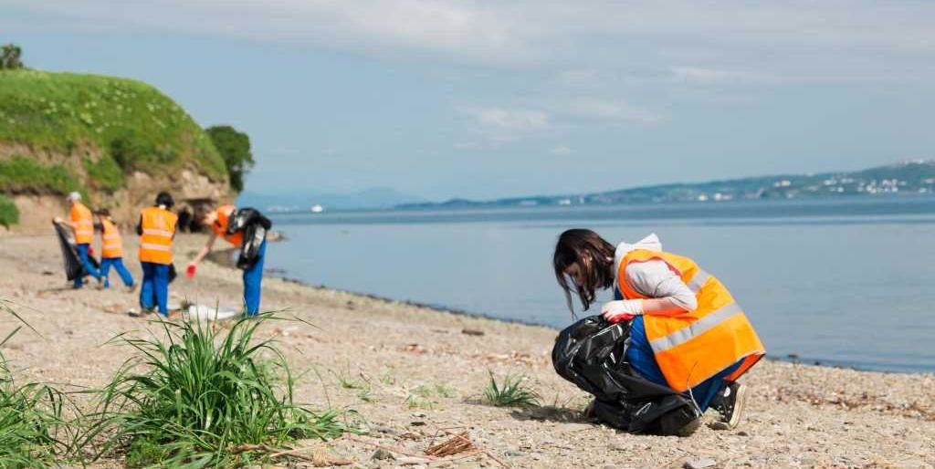Сотни мешков мусора, оставленного отдыхающими, собрали школьники на пляже Малой Лагерной