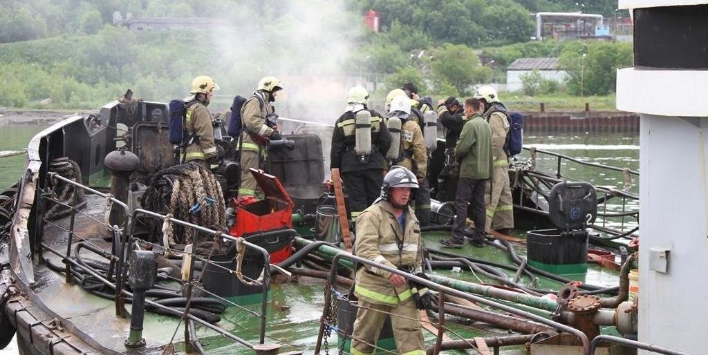 Пожар на судне загрязнил Авачинскую бухту