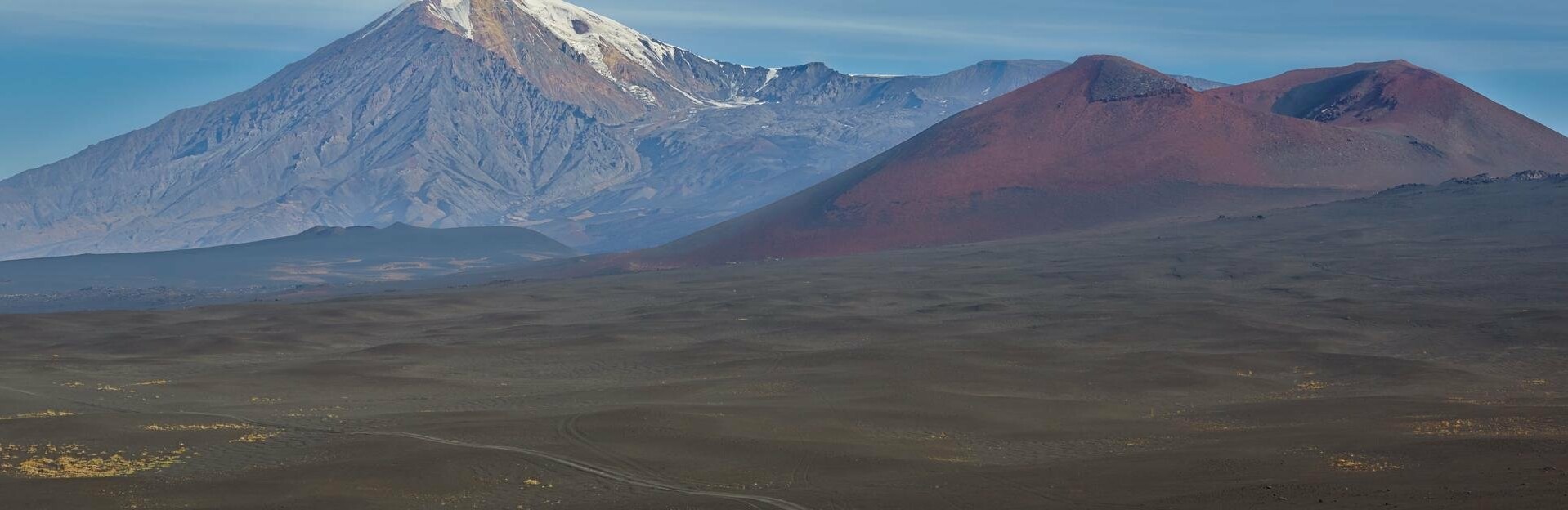 На Камчатке с субботы ищут пропавшую у подножия вулкана туристку 