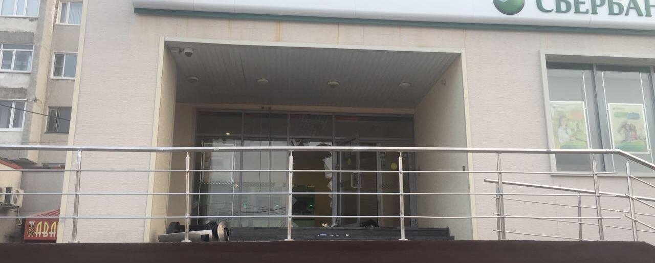 Пьяный мужчина урной разбил витрины отделения Сбербанка на Садовой