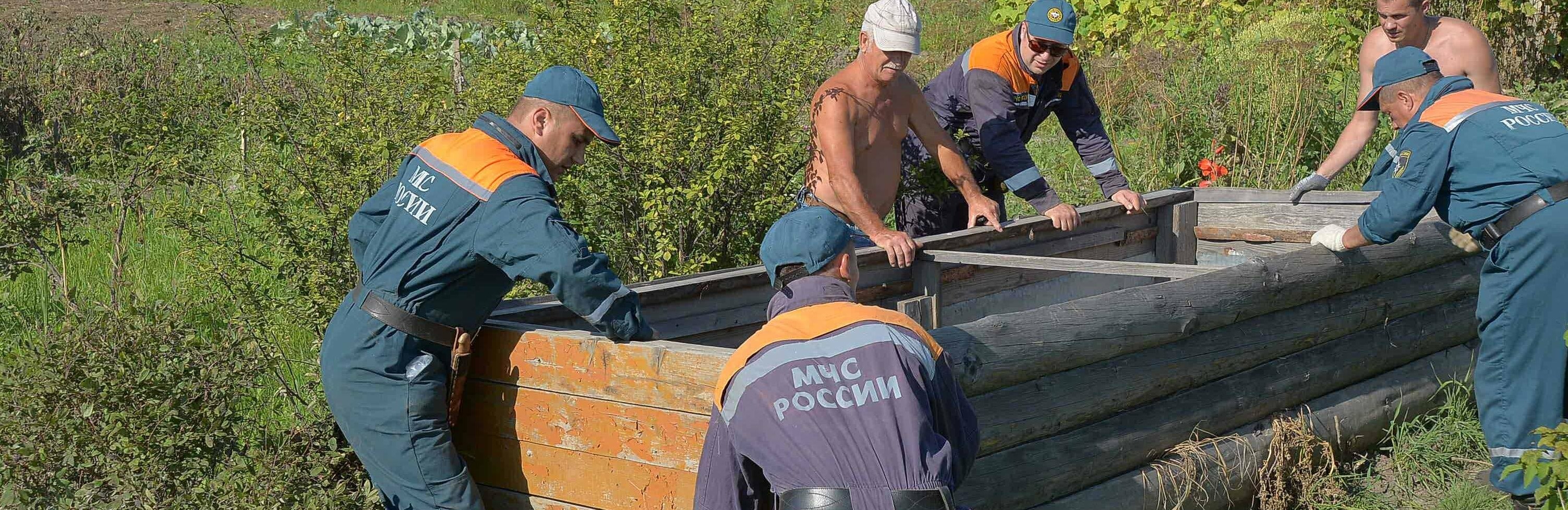 Камчатские спасатели помогают жителям подтопленного Приморья