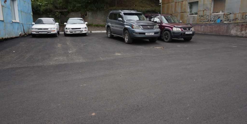 Придомовые проезды на Ботаническом переулке закатали в асфальт