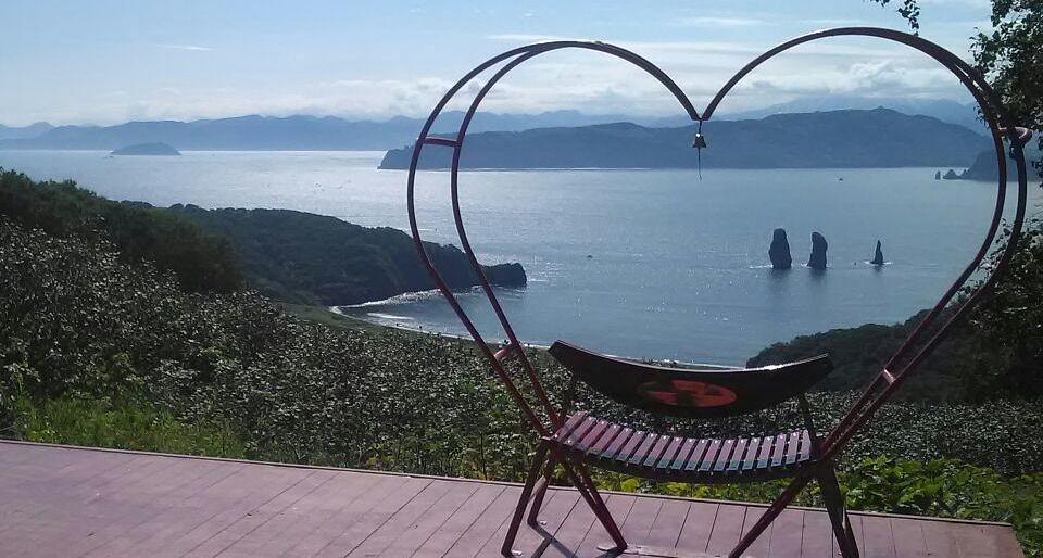 Скамейка для влюбленных с видом на скалы Три Брата