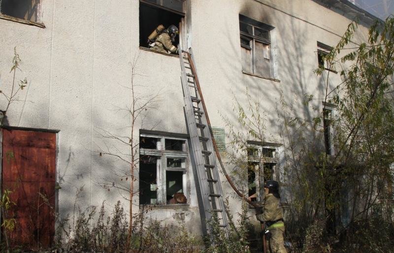 В Петропавловске горит здание бывшего телецентра
