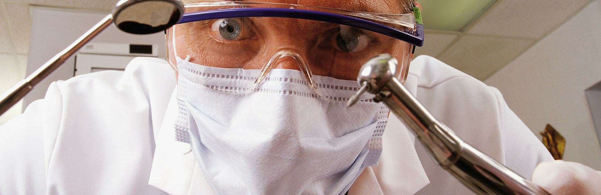 Пенсионерам вставят зубы за счет городской казны