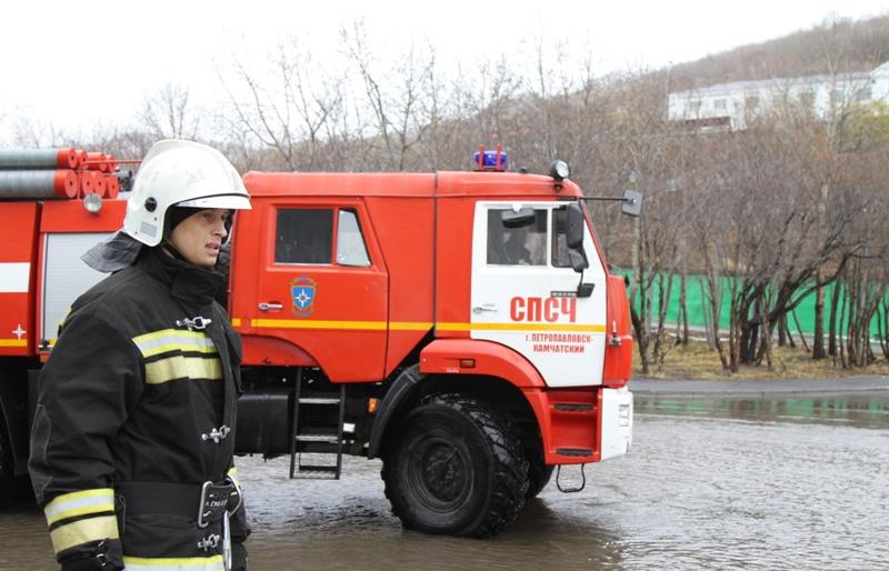 В Петропавловске спасатели МЧС откачали воду с площади морвокзала
