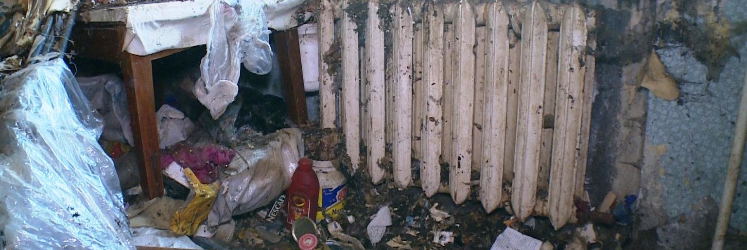 10 грузовиков мусора вывезли из квартиры душевнобольной жительницы... 10 грузовиков мусора вывезли из квартиры душевнобольной жительницы Завойко