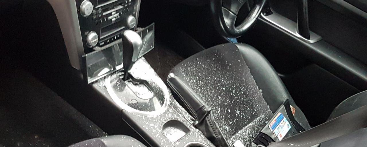 В Завойко чердачная дверь упала с крыши дома и разбила иномарку