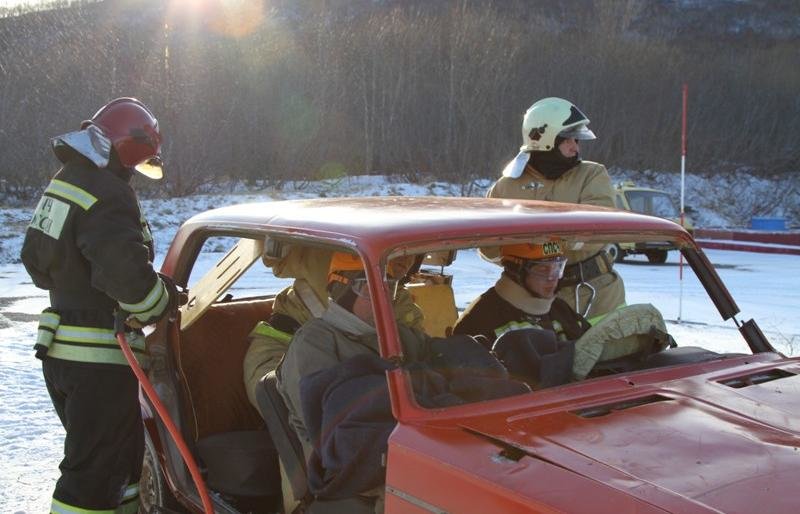 Камчатские спасатели учились ликвидировать последствия ДТП