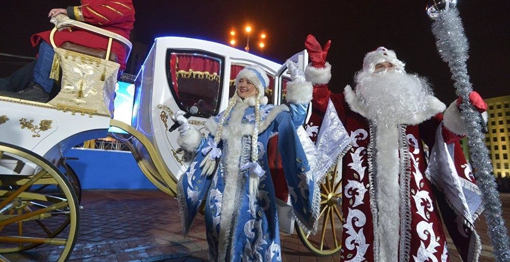 Колонна сказочных персонажей во главе с Дедом Морозом пройдет по це... Колонна сказочных персонажей во главе с Дедом Морозом пройдет по центру Петропавловска