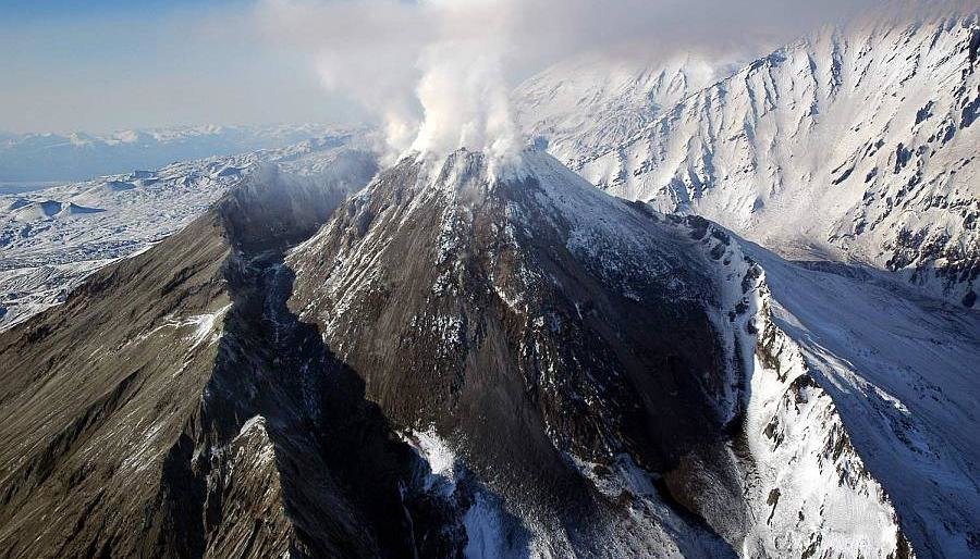 На Камчатке Безымянный «выстрелил» пеплом на 15 км