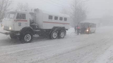  Камчатские спасатели во время пурги вытаскивали машины из кюветов и подвозили людей на вахтовках