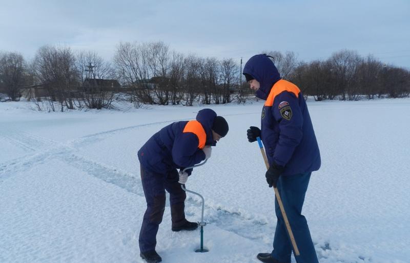 На Камчатке проверяют толщину льда накануне Крещенских купаний
