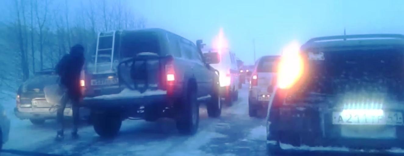 Десятки автомобилей собрала накануне пробка по дороге в Завойко