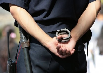 Жительница Петропавловска обвиняется в избиении сотрудника полиции