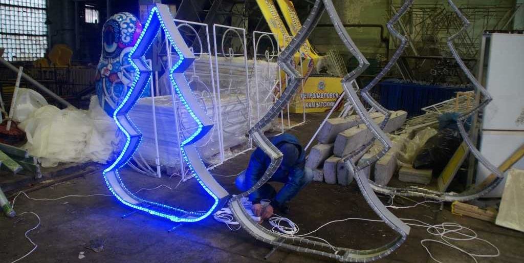 Петропавловск «снимает» новогодние украшения