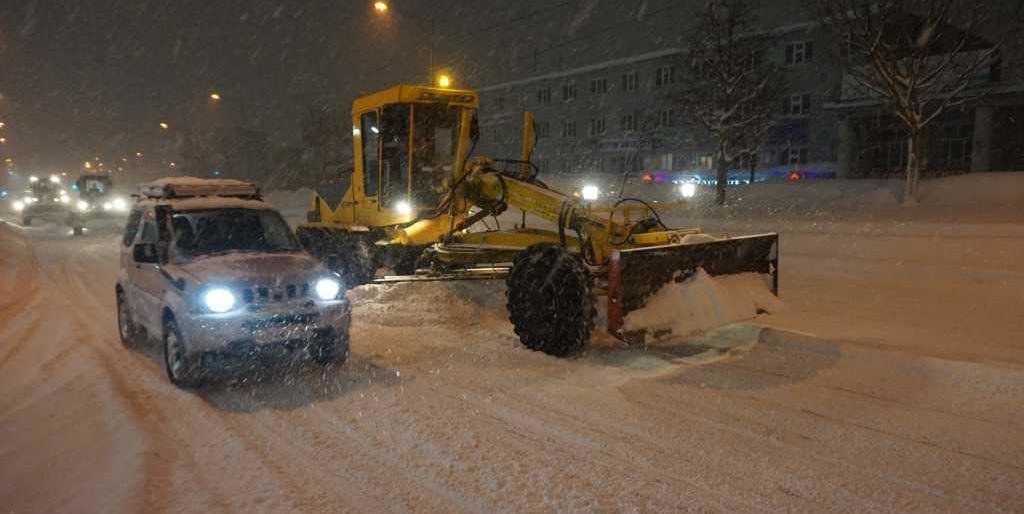 Мэрия: автомобили мешают уборке снега 