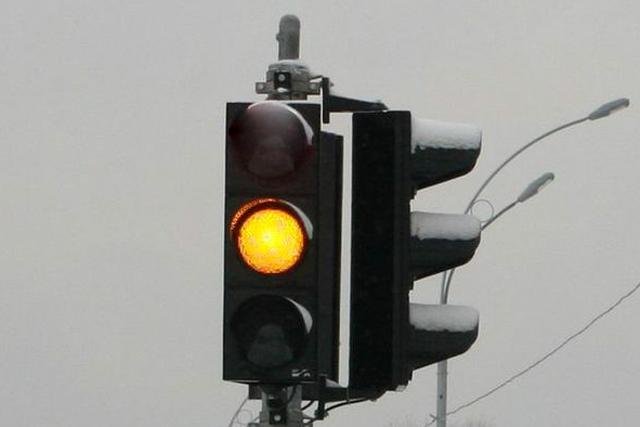 В Петропавловске светофоры перевели в мигающий режим