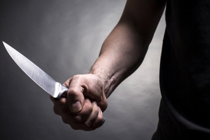 На Камчатке грабитель украл пенсию у мужчины, угрожая ножом