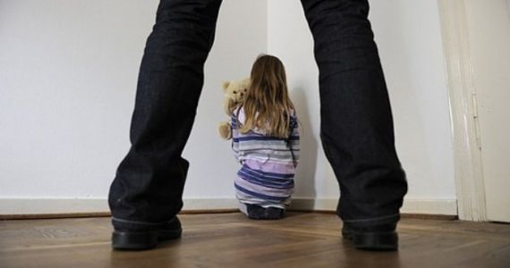 Житель Вилючинска показывал 9-летней падчерице порнофильмы и склонял к половой связи