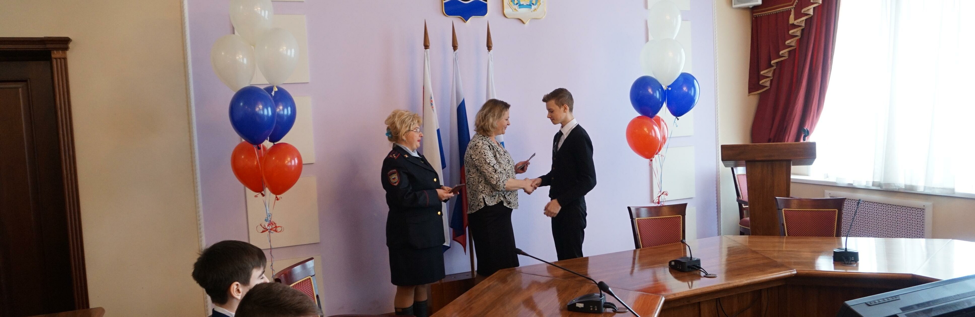 В Петропавловске торжественно вручили паспорта юным горожанам
