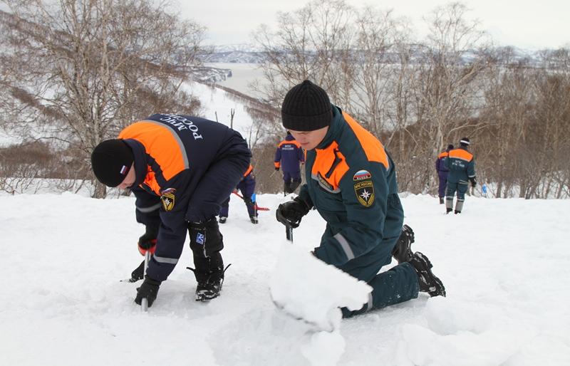На Камчатке спасатели тренировались искать людей в снегу