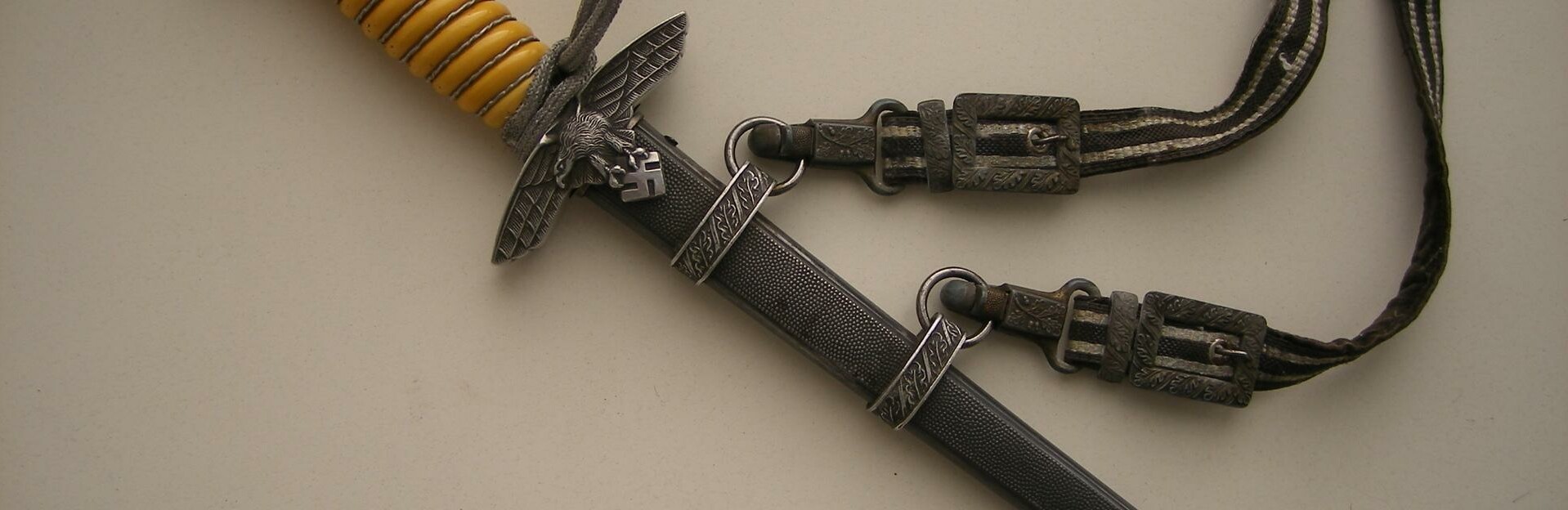 Житель Камчатки незаконно продавал фашистские кортики