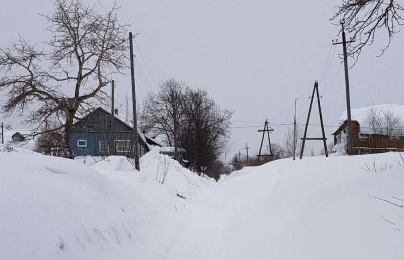 Утопающий в снегу поселок Ключи начали расчищать только после вмеша... Утопающий в снегу поселок Ключи начали расчищать только после вмешательства прокуратуры