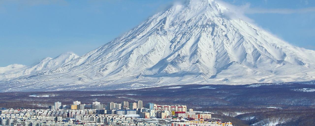 На Камчатке коммунальщики заблокировали людей в подъезде, сняв с дв... На Камчатке коммунальщики заблокировали людей в подъезде, сняв с двери домофон