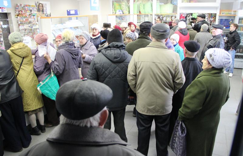 Огромные очереди за льготными проездными выстраиваются в почтовых отделениях
