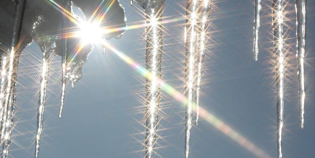 Осторожно! Сосульки! Осторожно! Сосульки!